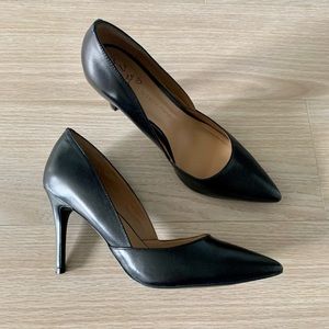 Black leather Banana Republic pumps in 9.5 M
